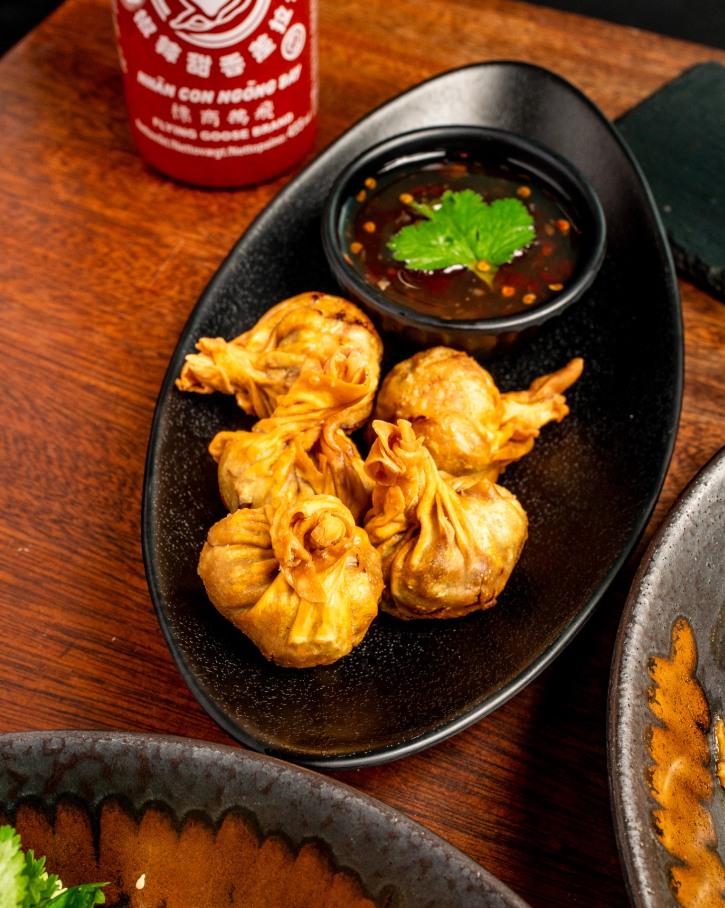 Sprødstegte dumplings med dip