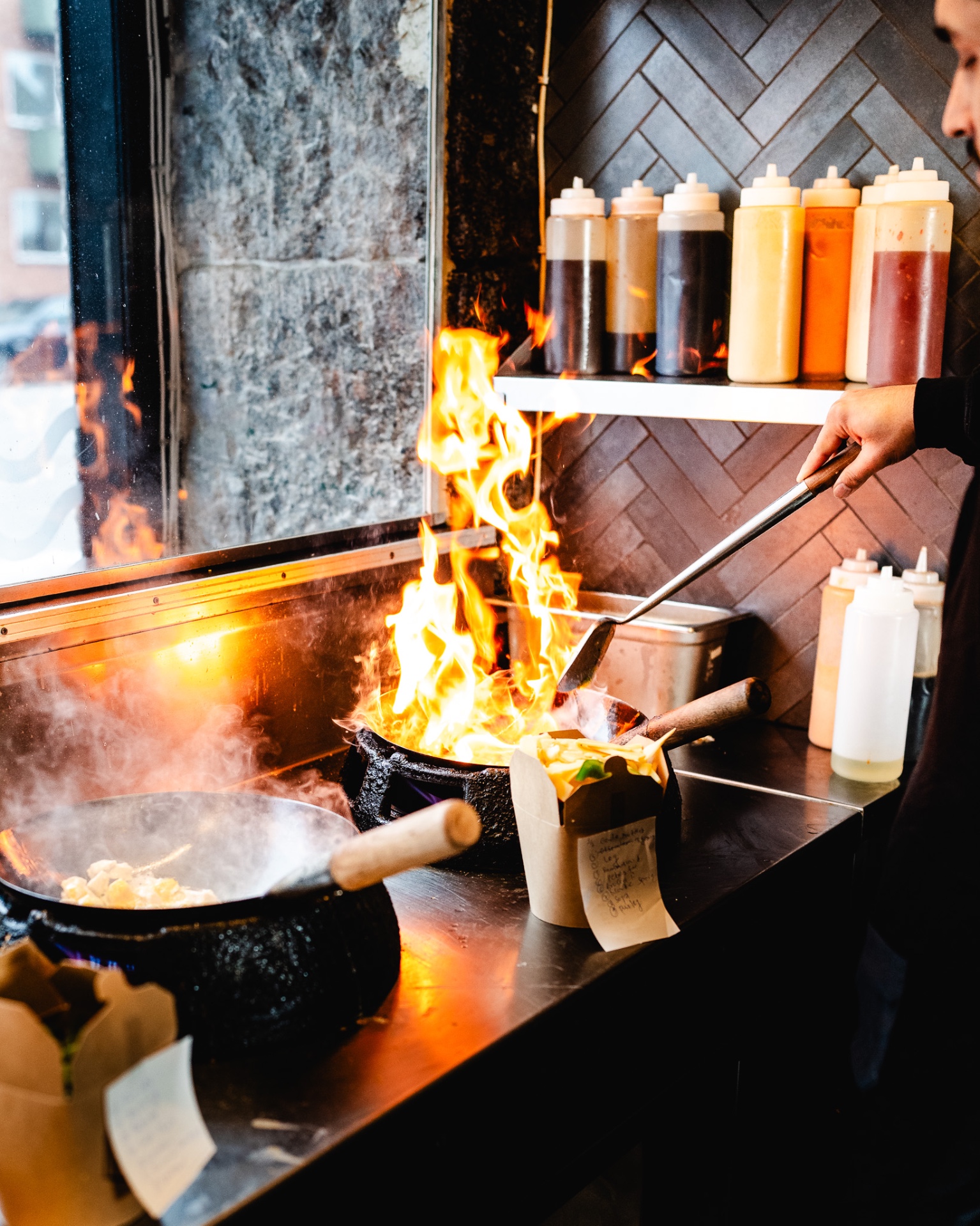 Wok i flammer i det åbne køkken