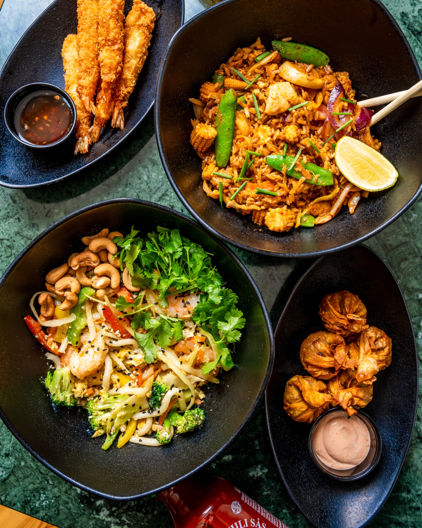 Forretter med tempura-rejer, stegte ris og dumplings