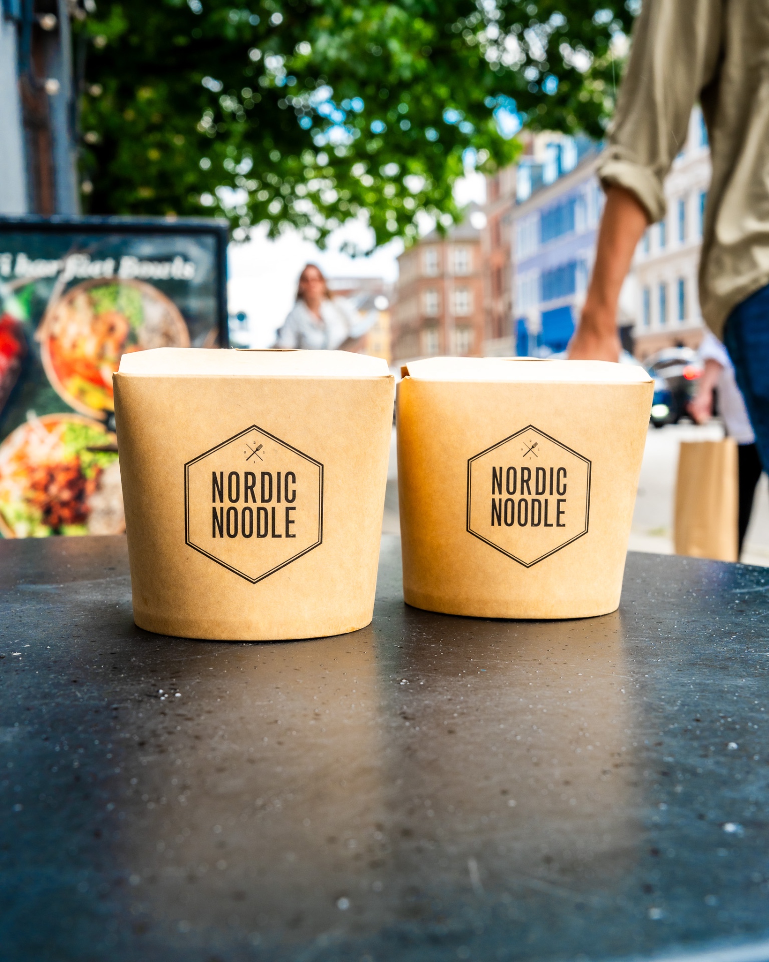 To Nordic Noodle takeaway-bokse på Frederiksberg