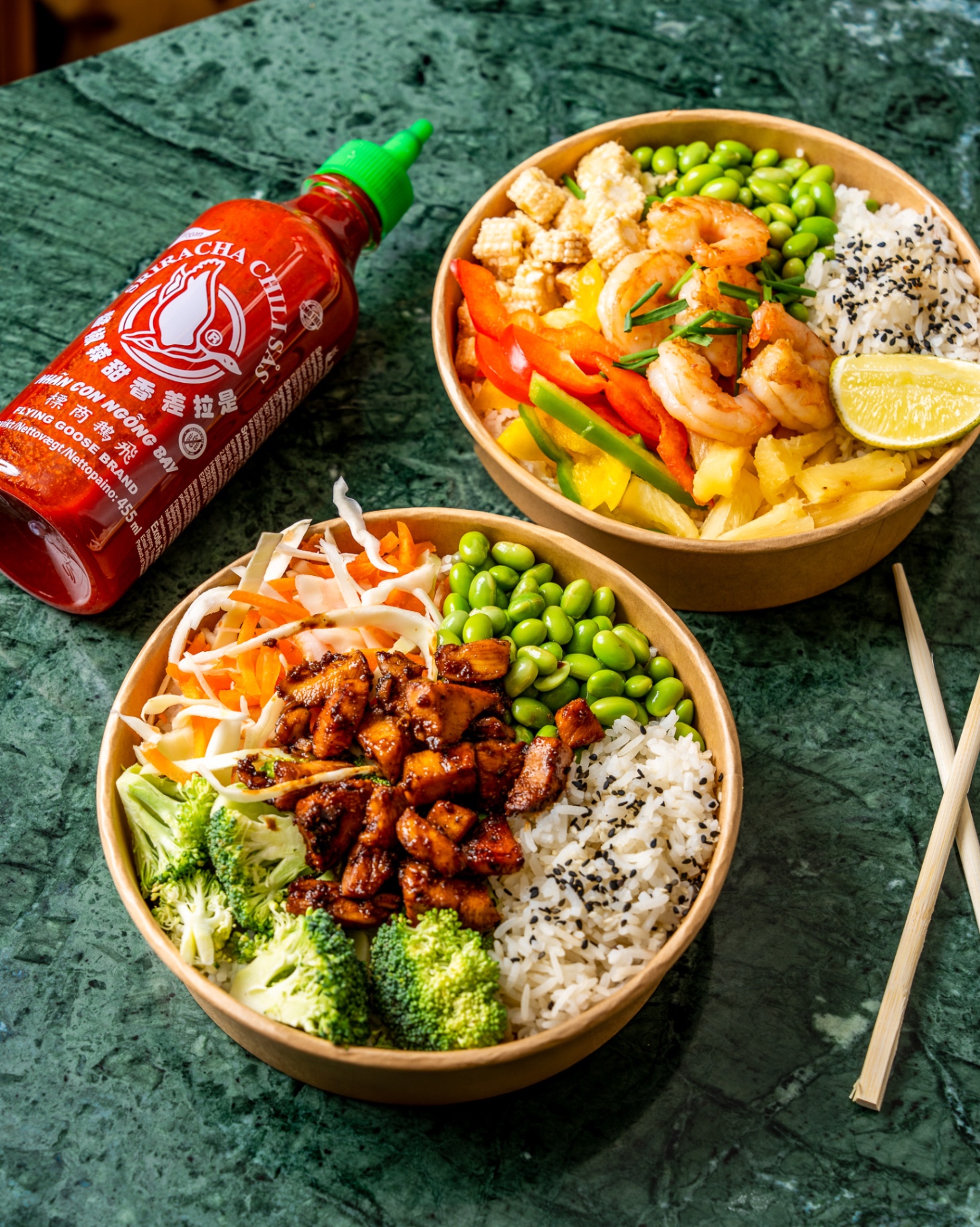To bowls med kylling, rejer, edamame og ris