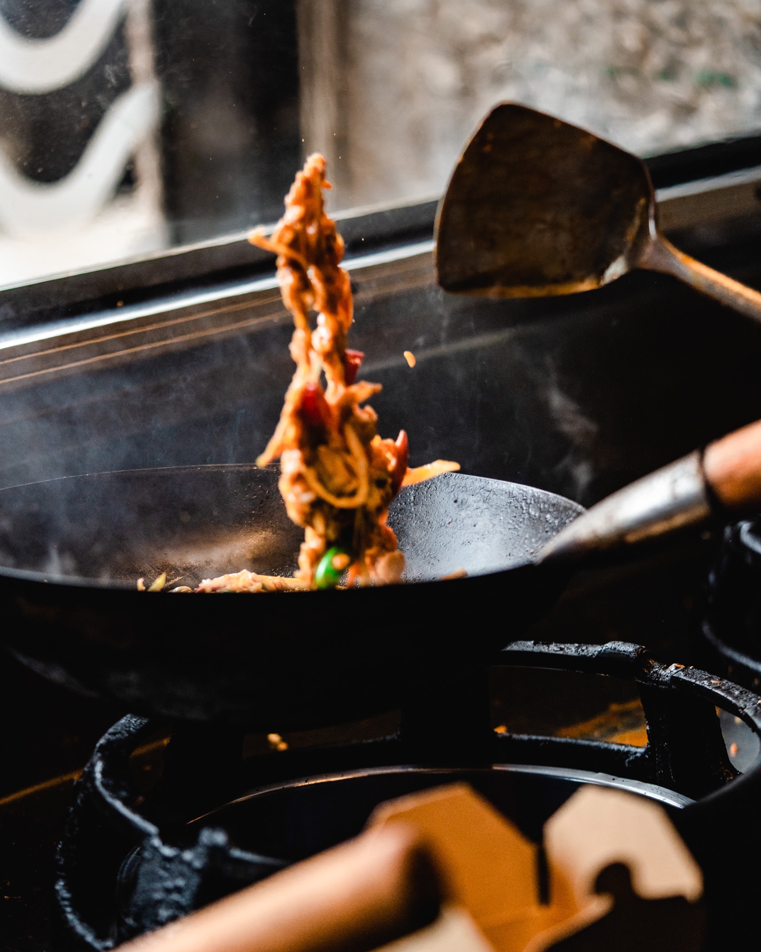 Wok i flammer med nudler og chili