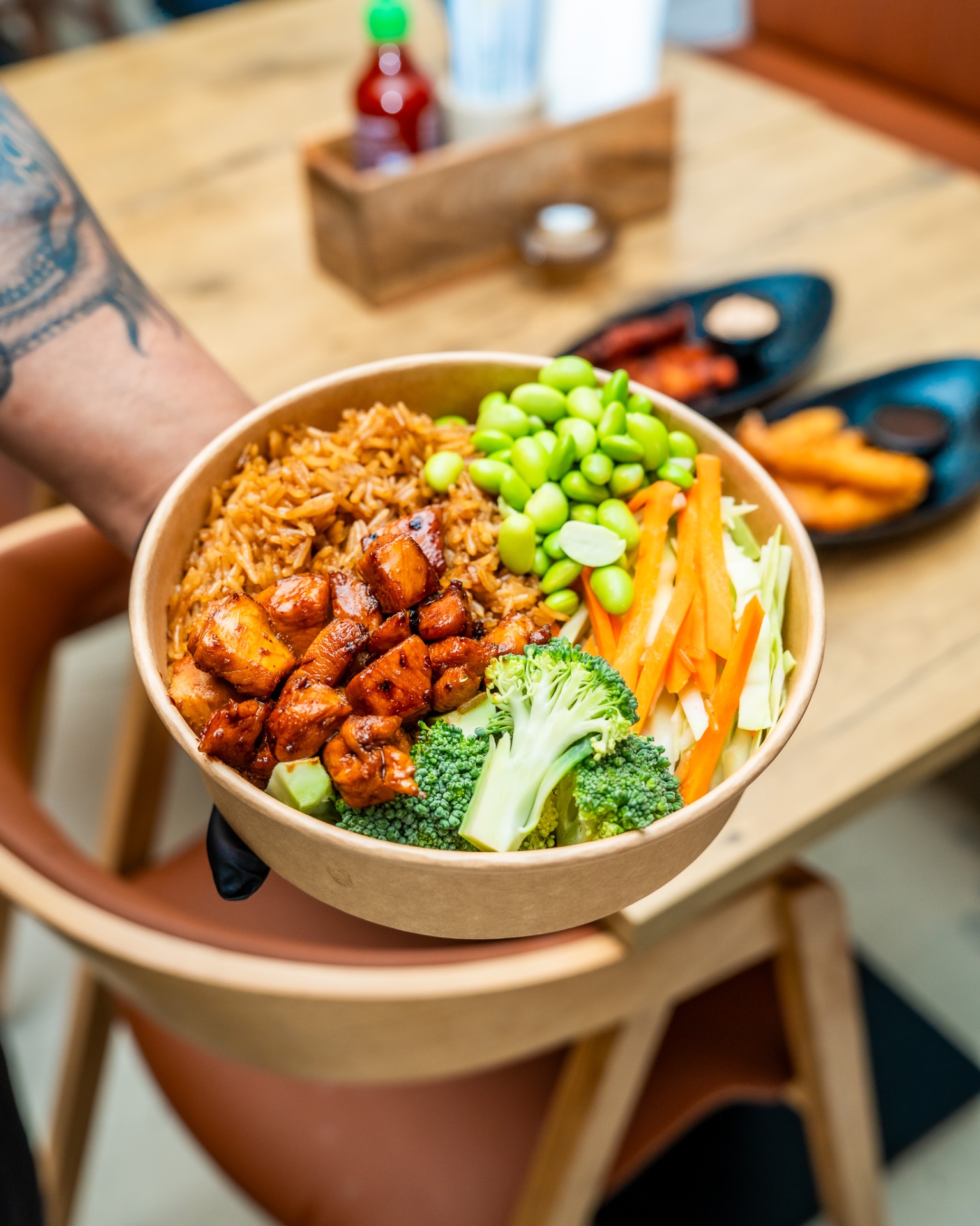 Chicken teriyaki bowl med stegte ris, edamame, broccoli og gulerødder
