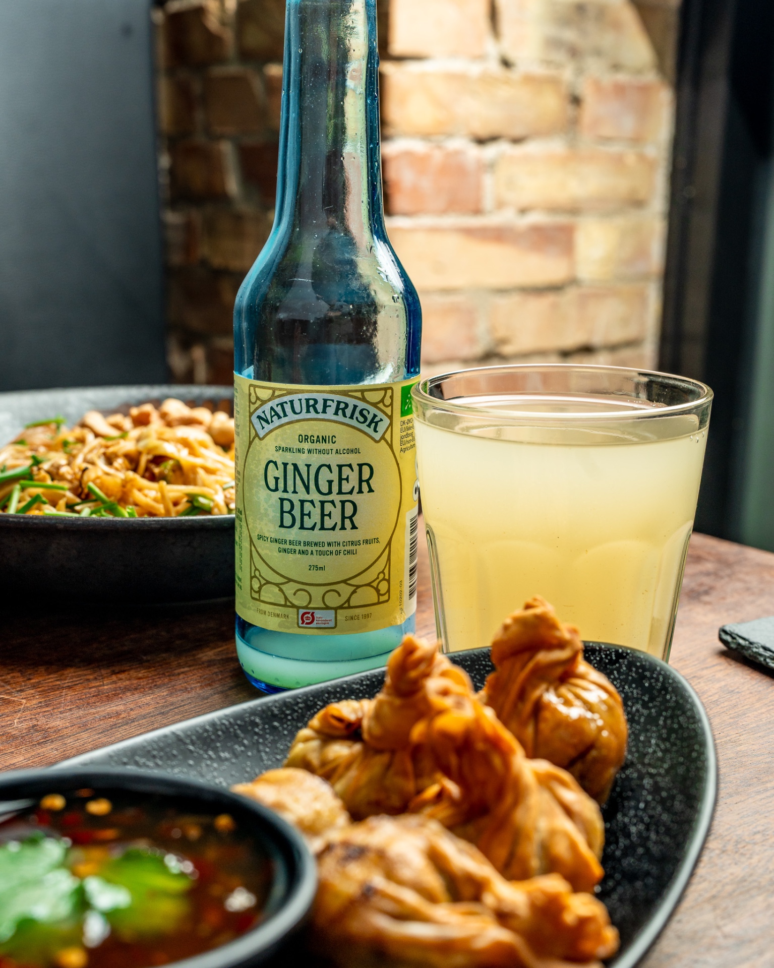 Dumplings og ginger beer på cafébordet