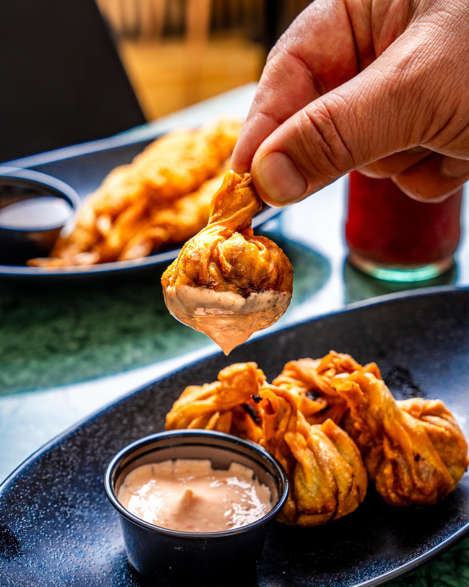 Sprød dumpling dyppet i cremet chili-dip