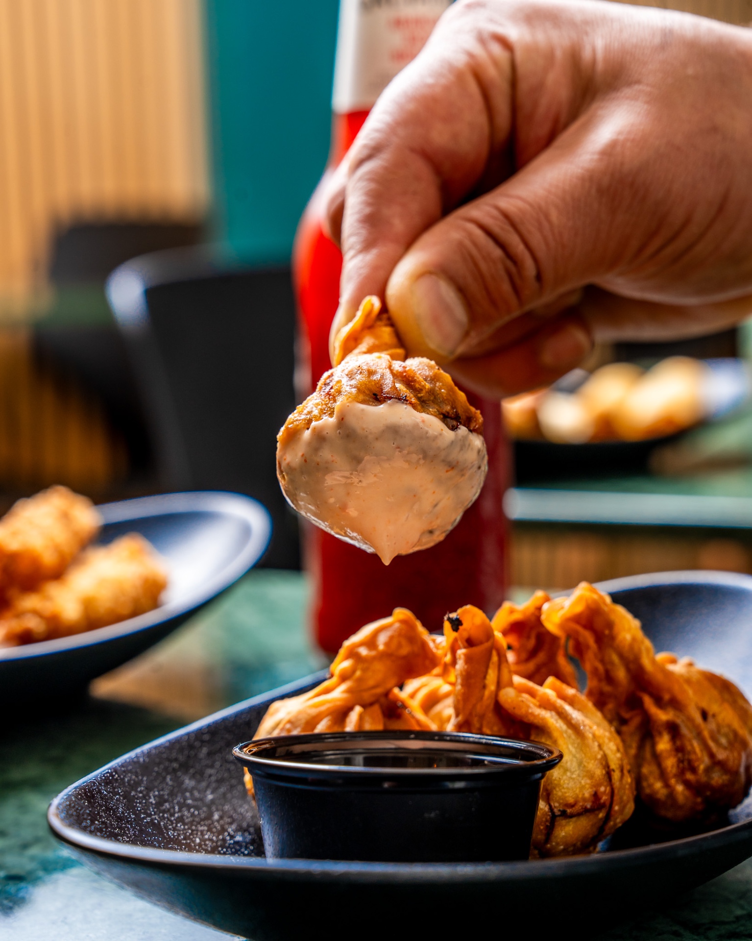 Sprøde dumplings dyppet i sriracha-mayo