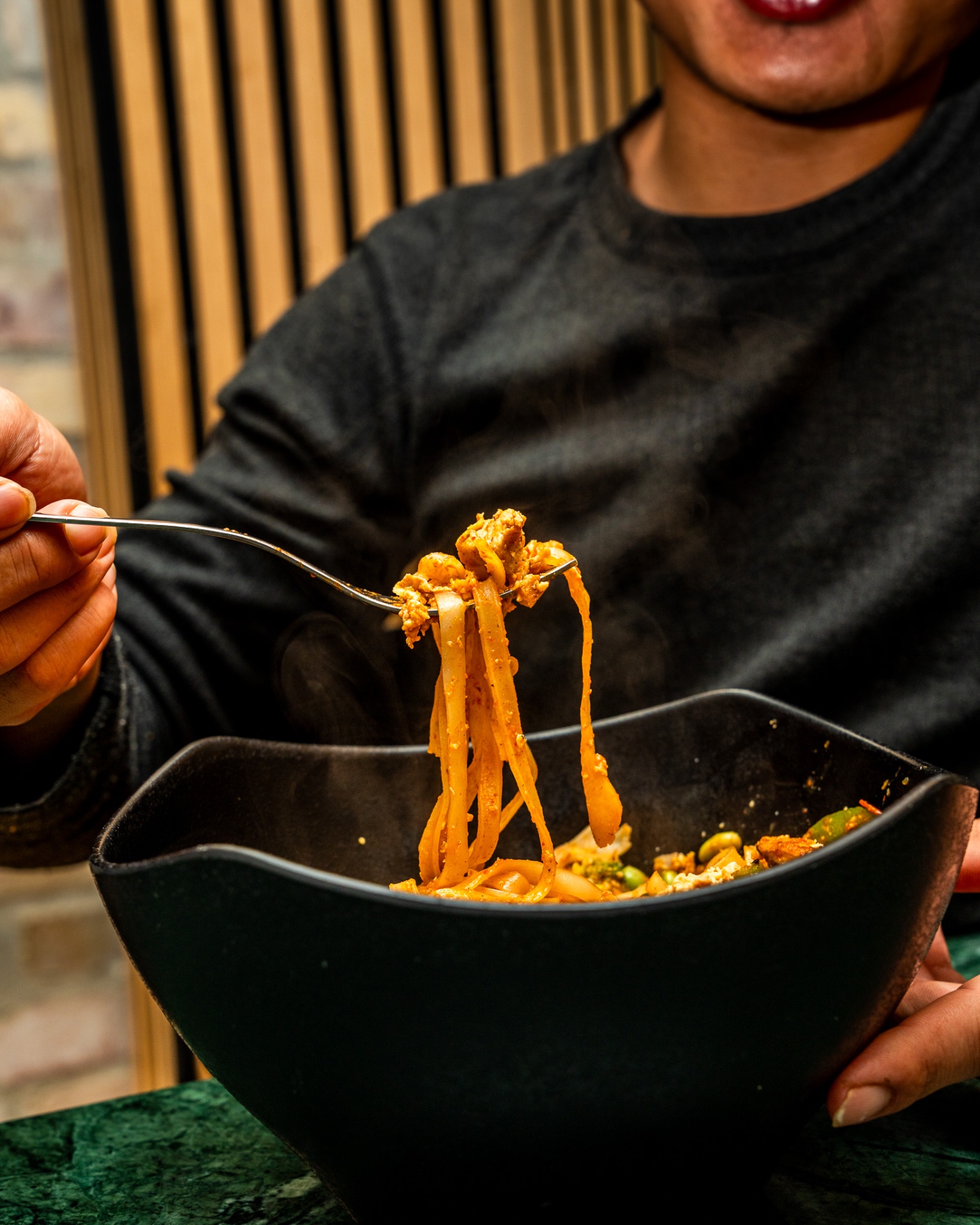 Dampende ris-nudler med chili og kylling
