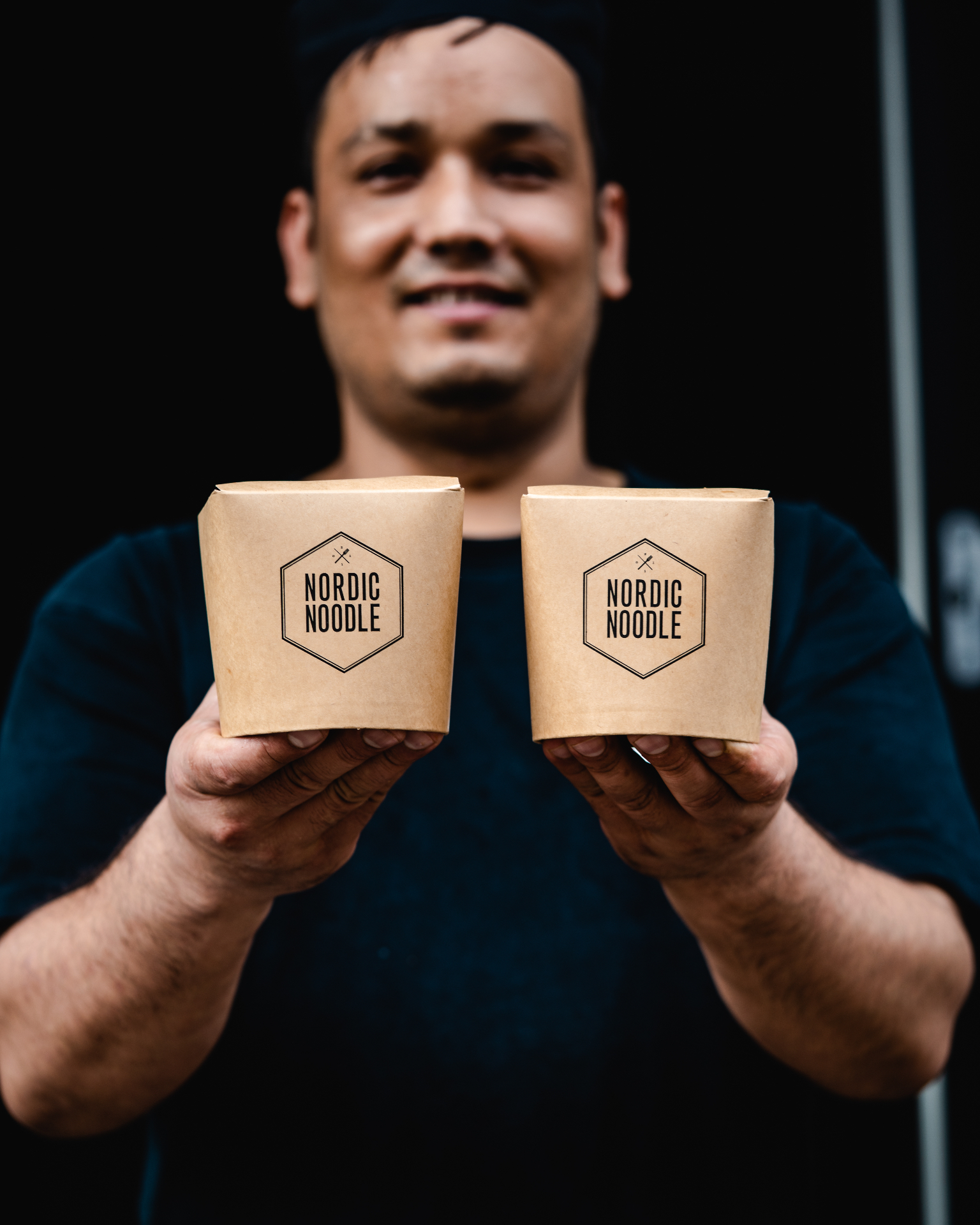 Kok viser to Nordic Noodle takeaway-bokse frem